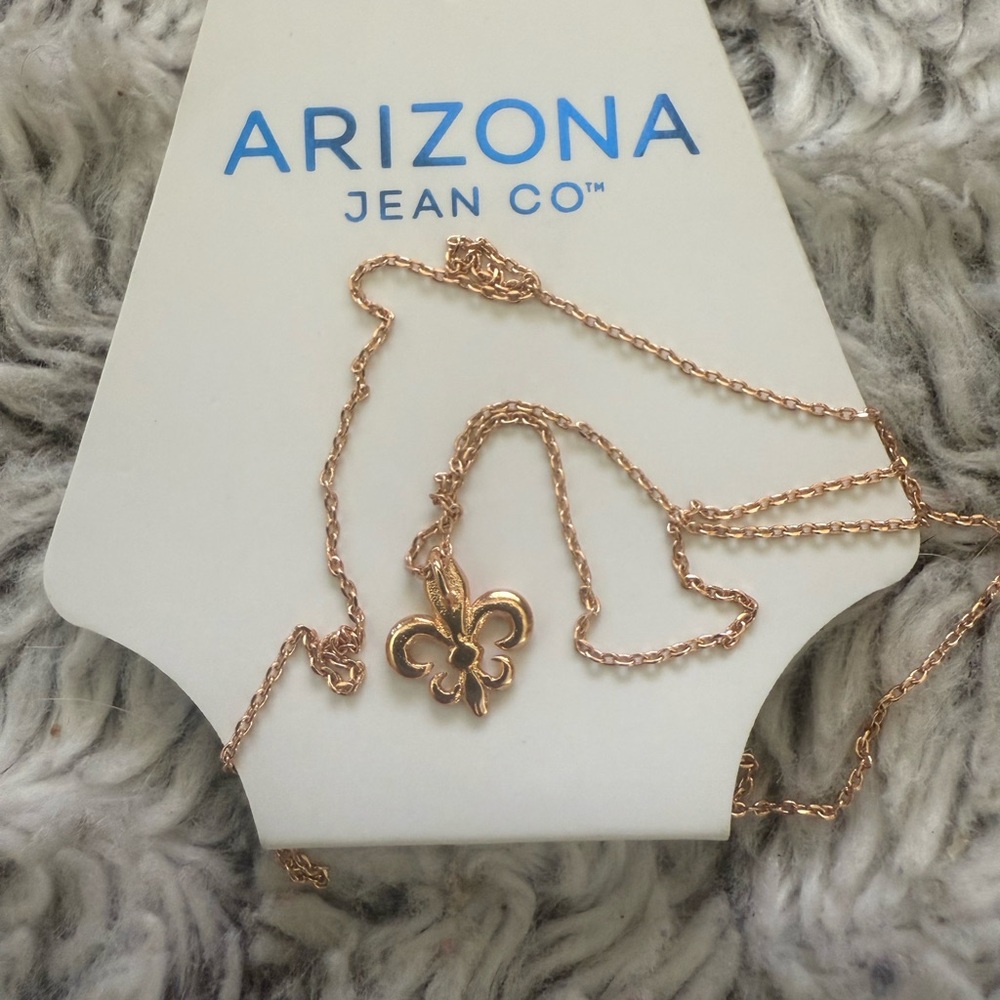 NWT Arizona Jeans Co Gold Toned Gold Fleur-de-Lis Pendant Necklace